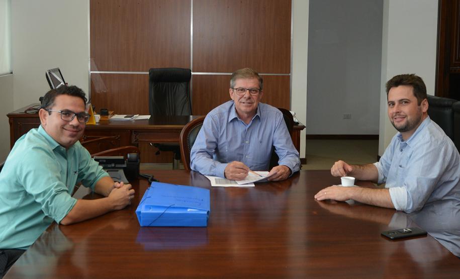 O presidente da Cohapar, Jorge Lange, recebeu nesta quarta-feira (3) a visita do prefeito de Itaguajé, Crisogono Junior (Juninho). O gestor municipal foi à sede da empresa, em Curitiba, para solicitar a contratação de novos empreendimentos habitacionais para o município.