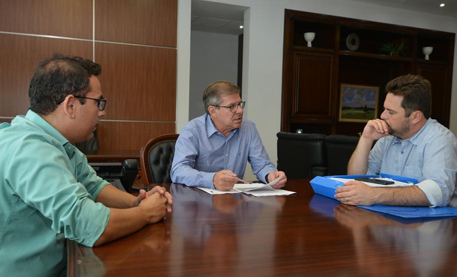 O presidente da Cohapar, Jorge Lange, recebeu nesta quarta-feira (3) a visita do prefeito de Itaguajé, Crisogono Junior (Juninho). O gestor municipal foi à sede da empresa, em Curitiba, para solicitar a contratação de novos empreendimentos habitacionais para o município.