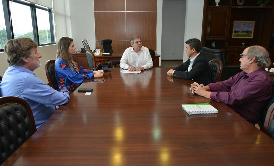 A Cohapar vai iniciar um novo processo licitatório para a contratação da construtora responsável pela execução das obras de 96 casas populares em Primeiro de Maio. A ação foi definida após uma reunião do presidente da empresa, Jorge Lange, com a prefeita Bruna Casanova na sede da companhia, em Curitiba, nesta segunda-feira (8).