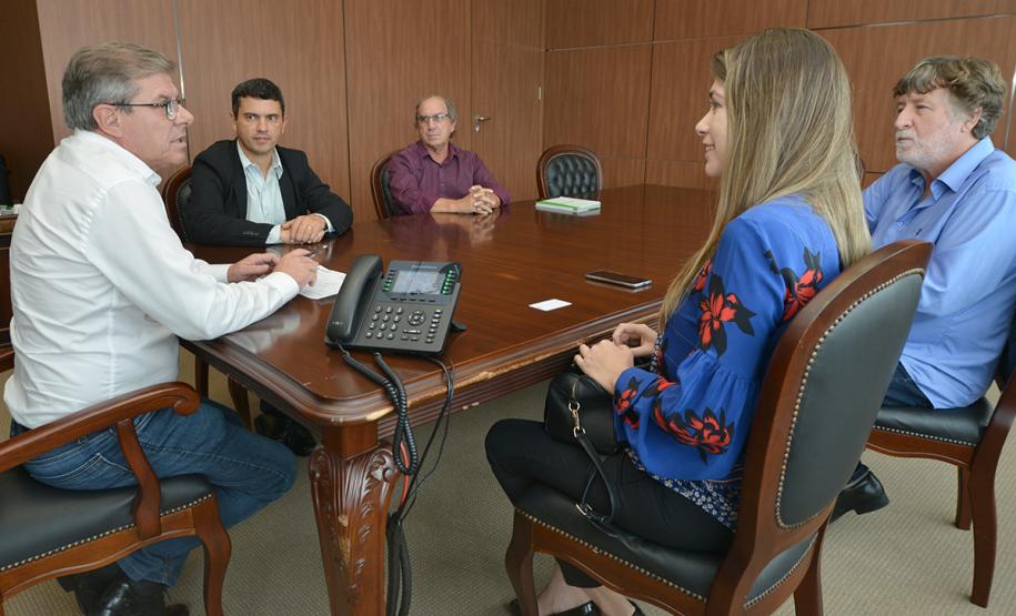 A Cohapar vai iniciar um novo processo licitatório para a contratação da construtora responsável pela execução das obras de 96 casas populares em Primeiro de Maio. A ação foi definida após uma reunião do presidente da empresa, Jorge Lange, com a prefeita Bruna Casanova na sede da companhia, em Curitiba, nesta segunda-feira (8).