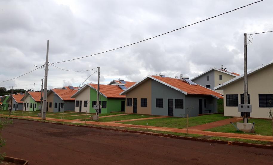 O Residencial Sol Nascente, empreendimento com 100 casas populares em Marechal Cândido Rondon deve ser concluído até o fim do primeiro semestre. A estimativa foi feita pelo prefeito Marcio Rauber após reunião nesta terça-feira (9) com o presidente da Cohapar, Jorge Lange, para tratar deste e de outros projetos habitacionais em andamento para o município, na região Oeste do Paraná.