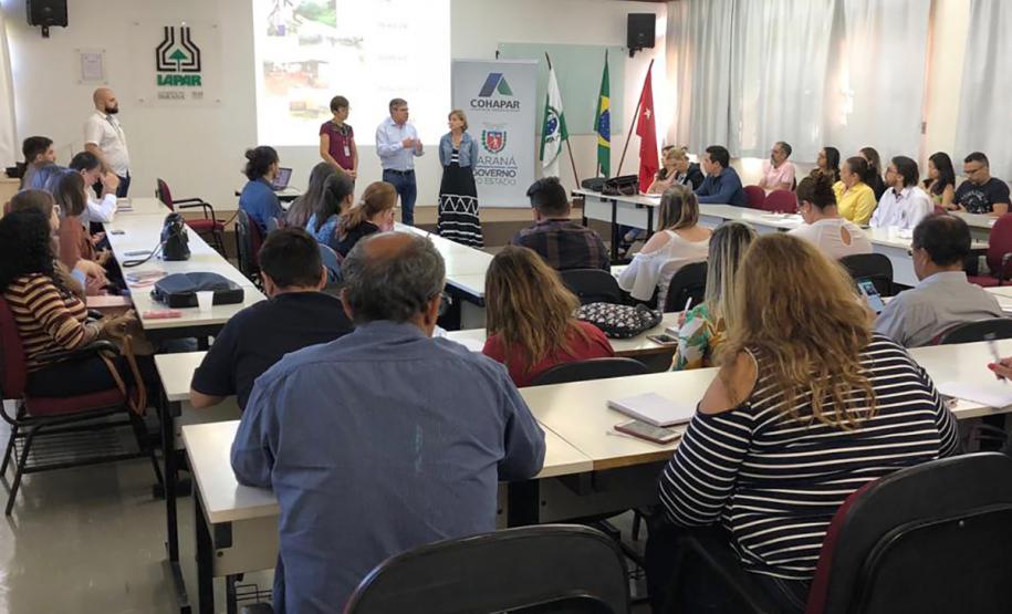 Técnicos de prefeituras da região Norte do Paraná participaram nesta quinta-feira (11) de uma capacitação promovida pela Cohapar sobre a atualização do Plano Estadual de Habitação de Interesse Social (PEHIS) 2019. Eles serão responsáveis pelo preenchimento das demandas específicas de seus municípios em um sistema criado pela companhia com o propósito de compilar os dados de todo o Paraná e estabelecer prioridades de investimentos para o setor.