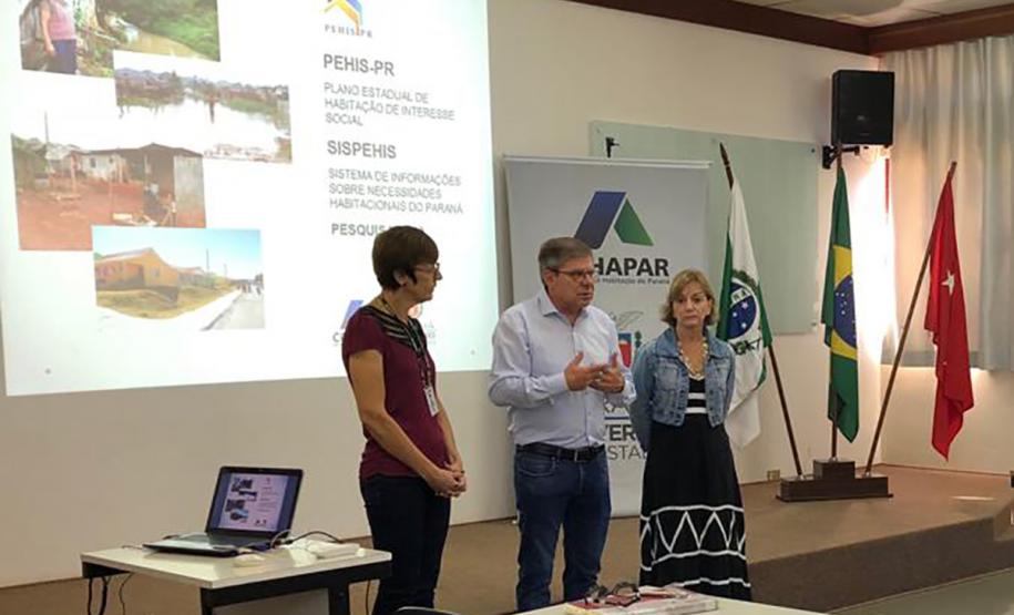 Técnicos de prefeituras da região Norte do Paraná participaram nesta quinta-feira (11) de uma capacitação promovida pela Cohapar sobre a atualização do Plano Estadual de Habitação de Interesse Social (PEHIS) 2019. Eles serão responsáveis pelo preenchimento das demandas específicas de seus municípios em um sistema criado pela companhia com o propósito de compilar os dados de todo o Paraná e estabelecer prioridades de investimentos para o setor.
