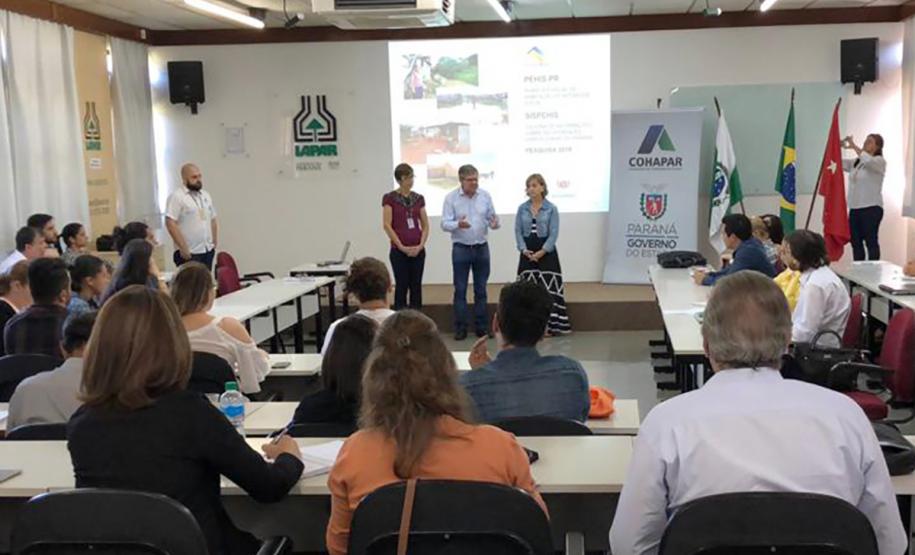 Técnicos de prefeituras da região Norte do Paraná participaram nesta quinta-feira (11) de uma capacitação promovida pela Cohapar sobre a atualização do Plano Estadual de Habitação de Interesse Social (PEHIS) 2019. Eles serão responsáveis pelo preenchimento das demandas específicas de seus municípios em um sistema criado pela companhia com o propósito de compilar os dados de todo o Paraná e estabelecer prioridades de investimentos para o setor.