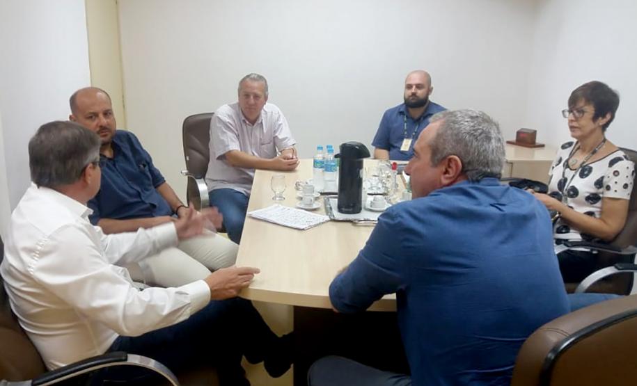 O presidente da Cohapar, Jorge Lange, e o presidente da Cohab Londrina, Luiz Oliveira, estiveram reunidos nesta sexta-feira (12) para discutir o fortalecimento das parcerias de trabalho entre os órgãos. O encontro é um desdobramento do processo de interiorização do Governo do Estado para a cidade da região norte durante esta semana.