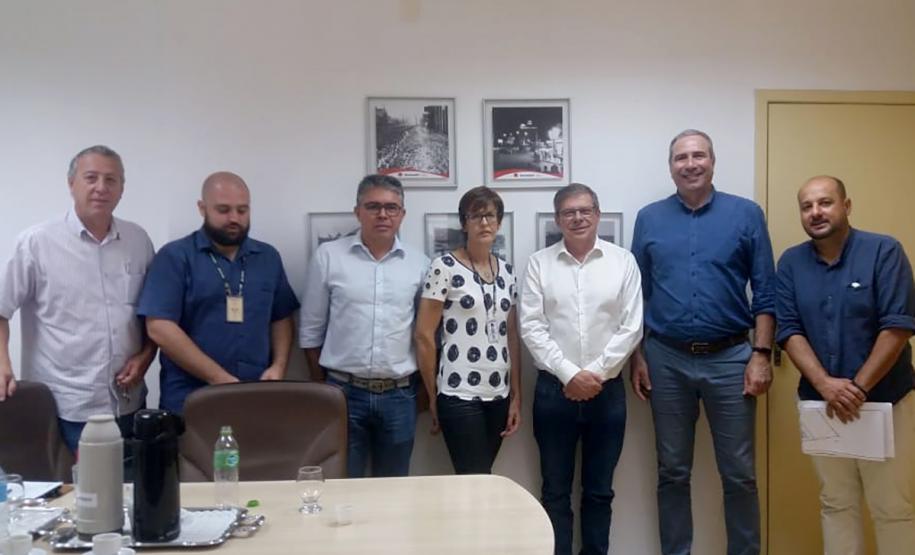 O presidente da Cohapar, Jorge Lange, e o presidente da Cohab Londrina, Luiz Oliveira, estiveram reunidos nesta sexta-feira (12) para discutir o fortalecimento das parcerias de trabalho entre os órgãos. O encontro é um desdobramento do processo de interiorização do Governo do Estado para a cidade da região norte durante esta semana.