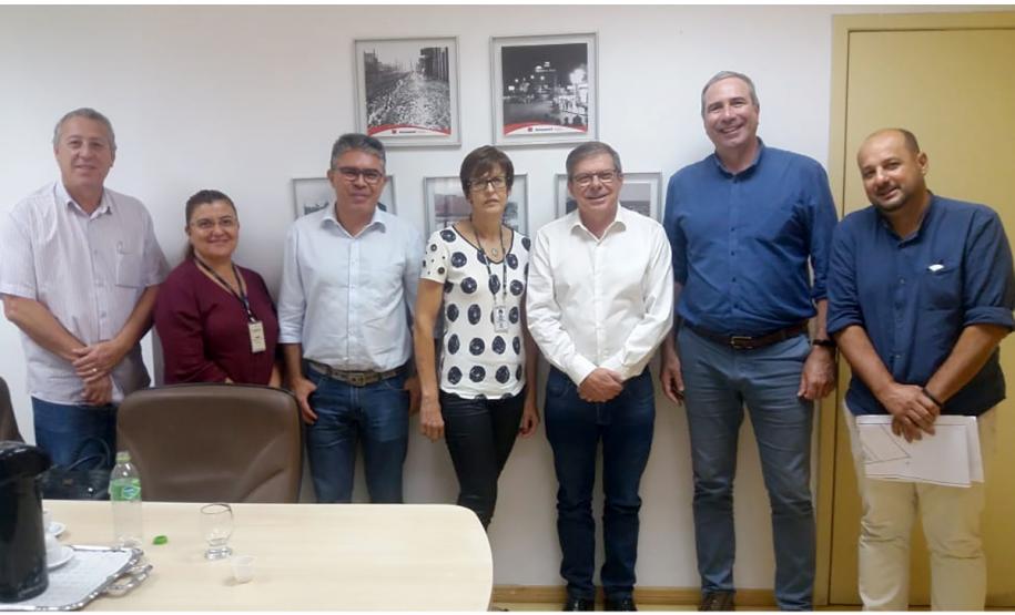 O presidente da Cohapar, Jorge Lange, e o presidente da Cohab Londrina, Luiz Oliveira, estiveram reunidos nesta sexta-feira (12) para discutir o fortalecimento das parcerias de trabalho entre os órgãos. O encontro é um desdobramento do processo de interiorização do Governo do Estado para a cidade da região norte durante esta semana.