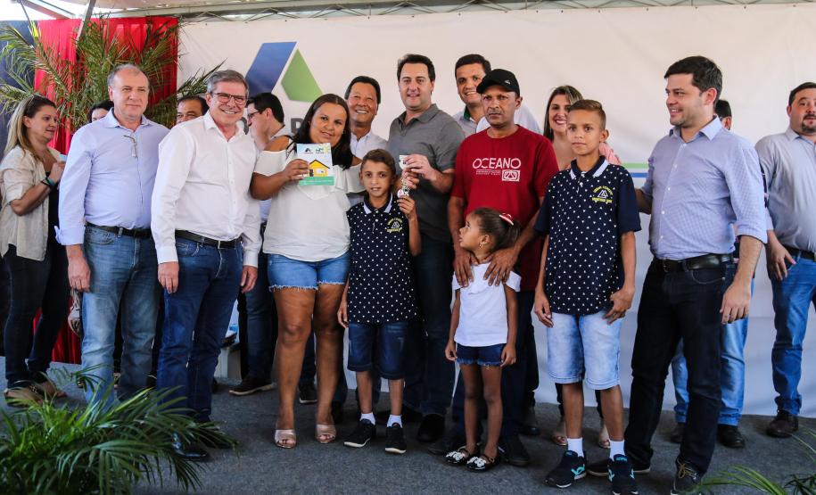 O governador Carlos Massa Ratinho Junior participa nesta sexta-feira (12) da inauguração do residencial Manoel Bono Belascuzas e entrega as chaves da casa própria para 44 famílias de Nova Londrina, no Noroeste do Estado. O empreendimento foi construído em um trabalho integrado do Governo do Estado, por meio da Cohapar, Copel e Sanepar, com o governo federal e a prefeitura.  Nova Londrina, 12/04/2019 -  Foto: Geraldo Bubniak/ANPr