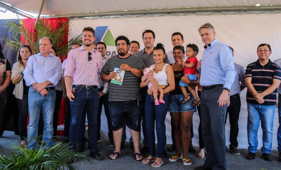 O governador Carlos Massa Ratinho Junior participa nesta sexta-feira (12) da inauguração do residencial Manoel Bono Belascuzas e entrega as chaves da casa própria para 44 famílias de Nova Londrina, no Noroeste do Estado. O empreendimento foi construído em um trabalho integrado do Governo do Estado, por meio da Cohapar, Copel e Sanepar, com o governo federal e a prefeitura.  Nova Londrina, 12/04/2019 -  Foto: Geraldo Bubniak/ANPr