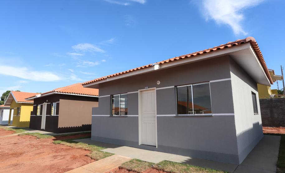 O governador Carlos Massa Ratinho Junior participa nesta sexta-feira (12) da inauguração do residencial Manoel Bono Belascuzas e entrega as chaves da casa própria para 44 famílias de Nova Londrina, no Noroeste do Estado. O empreendimento foi construído em um trabalho integrado do Governo do Estado, por meio da Cohapar, Copel e Sanepar, com o governo federal e a prefeitura.  Nova Londrina, 12/04/2019 -  Foto: Rodrigo Felix Leal/ANPr