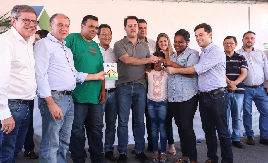 O governador Carlos Massa Ratinho Junior participa nesta sexta-feira (12) da inauguração do residencial Manoel Bono Belascuzas e entrega as chaves da casa própria para 44 famílias de Nova Londrina, no Noroeste do Estado. O empreendimento foi construído em um trabalho integrado do Governo do Estado, por meio da Cohapar, Copel e Sanepar, com o governo federal e a prefeitura.  Nova Londrina, 12/04/2019 -  Foto: Rodrigo Felix Leal/ANPr