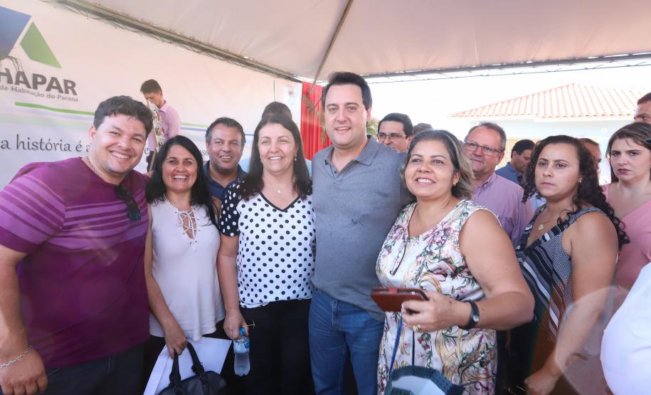 O governador Carlos Massa Ratinho Junior participa nesta sexta-feira (12) da inauguração do residencial Manoel Bono Belascuzas e entrega as chaves da casa própria para 44 famílias de Nova Londrina, no Noroeste do Estado. O empreendimento foi construído em um trabalho integrado do Governo do Estado, por meio da Cohapar, Copel e Sanepar, com o governo federal e a prefeitura.  Nova Londrina, 12/04/2019 -  Foto: Rodrigo Felix Leal/ANPr