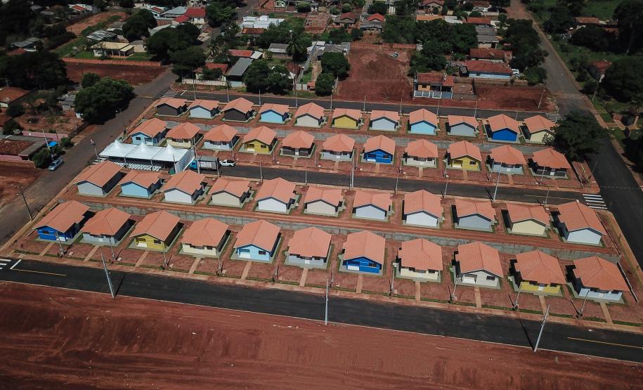 O governador Carlos Massa Ratinho Junior participa nesta sexta-feira (12) da inauguração do residencial Manoel Bono Belascuzas e entrega as chaves da casa própria para 44 famílias de Nova Londrina, no Noroeste do Estado. O empreendimento foi construído em um trabalho integrado do Governo do Estado, por meio da Cohapar, Copel e Sanepar, com o governo federal e a prefeitura.  Nova Londrina, 12/04/2019 -  Foto: Geraldo Bubniak/ANPr