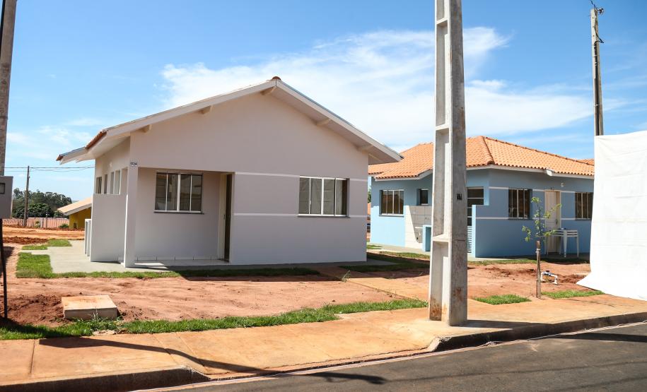 O governador Carlos Massa Ratinho Junior participa nesta sexta-feira (12) da inauguração do residencial Manoel Bono Belascuzas e entrega as chaves da casa própria para 44 famílias de Nova Londrina, no Noroeste do Estado. O empreendimento foi construído em um trabalho integrado do Governo do Estado, por meio da Cohapar, Copel e Sanepar, com o governo federal e a prefeitura.  Nova Londrina, 12/04/2019 -  Foto: Geraldo Bubniak/ANPr