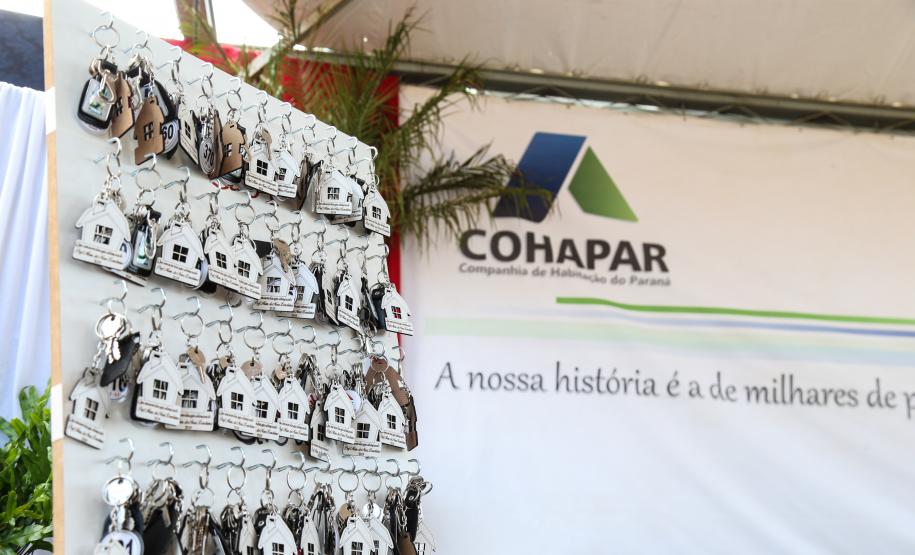 O governador Carlos Massa Ratinho Junior participa nesta sexta-feira (12) da inauguração do residencial Manoel Bono Belascuzas e entrega as chaves da casa própria para 44 famílias de Nova Londrina, no Noroeste do Estado. O empreendimento foi construído em um trabalho integrado do Governo do Estado, por meio da Cohapar, Copel e Sanepar, com o governo federal e a prefeitura.  Nova Londrina, 12/04/2019 -  Foto: Geraldo Bubniak/ANPr