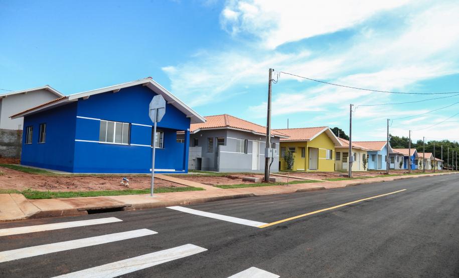O governador Carlos Massa Ratinho Junior participa nesta sexta-feira (12) da inauguração do residencial Manoel Bono Belascuzas e entrega as chaves da casa própria para 44 famílias de Nova Londrina, no Noroeste do Estado. O empreendimento foi construído em um trabalho integrado do Governo do Estado, por meio da Cohapar, Copel e Sanepar, com o governo federal e a prefeitura.  Nova Londrina, 12/04/2019 -  Foto: Geraldo Bubniak/ANPr