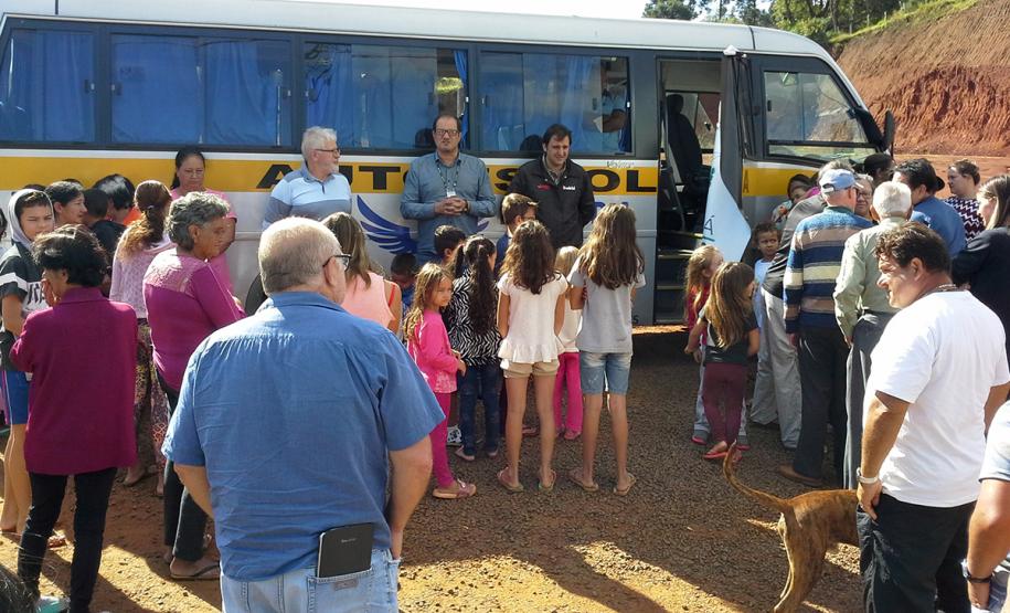 Representantes da Cohapar e da Câmara de Dirigentes Lojistas (CDL) de Porto União e União da Vitória entregaram nesta quarta-feira (17) kits com chocolates e doces para crianças residentes no Conjunto Residencial São Gabriel, em União da Vitória. As casas foram entregues em 2018 para famílias carentes que residiam em condições precárias entre a Autovia João Reolon e as margens do Rio Iguaçu.