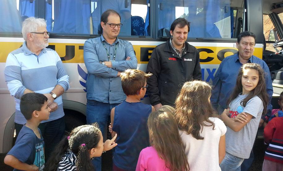 Representantes da Cohapar e da Câmara de Dirigentes Lojistas (CDL) de Porto União e União da Vitória entregaram nesta quarta-feira (17) kits com chocolates e doces para crianças residentes no Conjunto Residencial São Gabriel, em União da Vitória. As casas foram entregues em 2018 para famílias carentes que residiam em condições precárias entre a Autovia João Reolon e as margens do Rio Iguaçu.