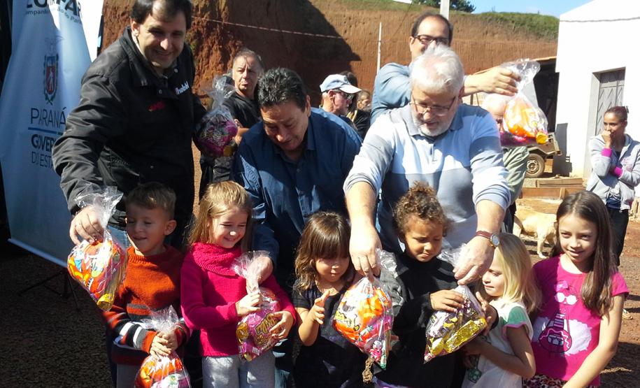 Representantes da Cohapar e da Câmara de Dirigentes Lojistas (CDL) de Porto União e União da Vitória entregaram nesta quarta-feira (17) kits com chocolates e doces para crianças residentes no Conjunto Residencial São Gabriel, em União da Vitória. As casas foram entregues em 2018 para famílias carentes que residiam em condições precárias entre a Autovia João Reolon e as margens do Rio Iguaçu.