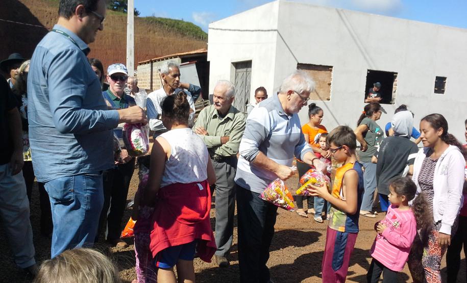 Representantes da Cohapar e da Câmara de Dirigentes Lojistas (CDL) de Porto União e União da Vitória entregaram nesta quarta-feira (17) kits com chocolates e doces para crianças residentes no Conjunto Residencial São Gabriel, em União da Vitória. As casas foram entregues em 2018 para famílias carentes que residiam em condições precárias entre a Autovia João Reolon e as margens do Rio Iguaçu.