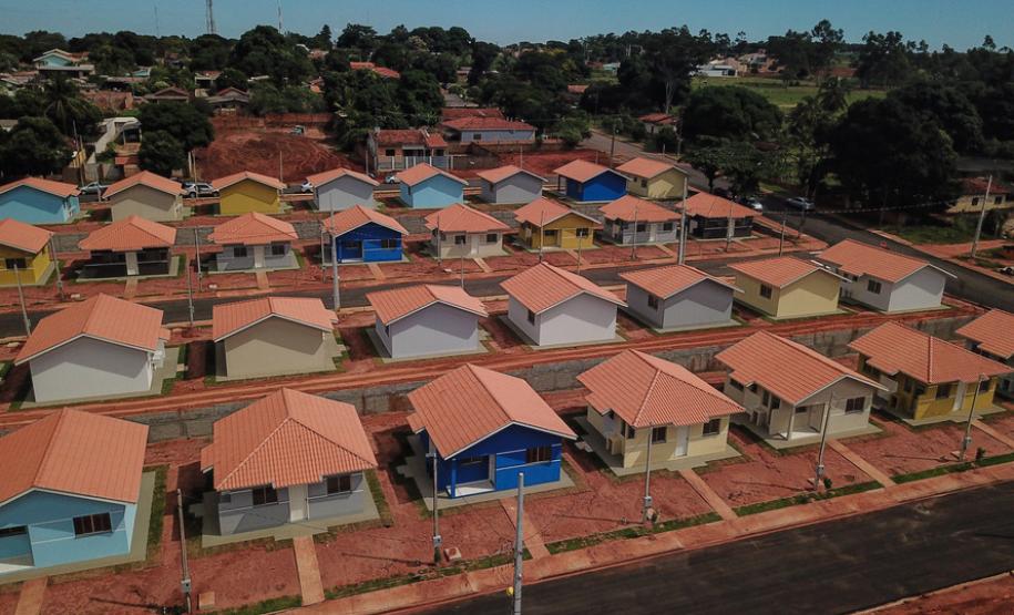 A Companhia de Habitação do Paraná (Cohapar) revisou e renegociou contratos de prestação de serviços, reduziu gastos com cargos comissionados e funções gratificadas. O processo de reestruturação de empresa também está em fase de conclusão. As medidas efetivadas nestes 100 primeiros dias de gestão foram tomadas para cumprir o compromisso de diminuir gastos administrativos e aumentar os investimentos para benefício direto da população.