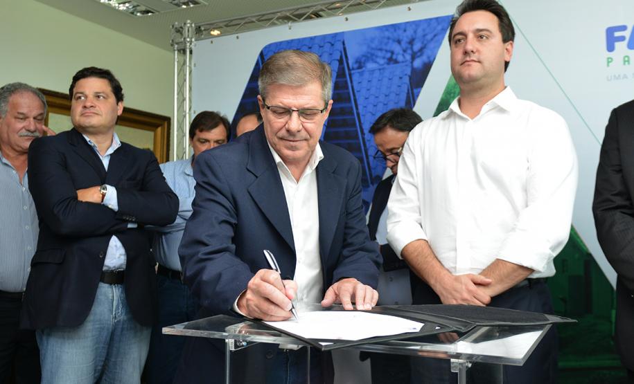 A Companhia de Habitação do Paraná (Cohapar) revisou e renegociou contratos de prestação de serviços, reduziu gastos com cargos comissionados e funções gratificadas. O processo de reestruturação de empresa também está em fase de conclusão. As medidas efetivadas nestes 100 primeiros dias de gestão foram tomadas para cumprir o compromisso de diminuir gastos administrativos e aumentar os investimentos para benefício direto da população.