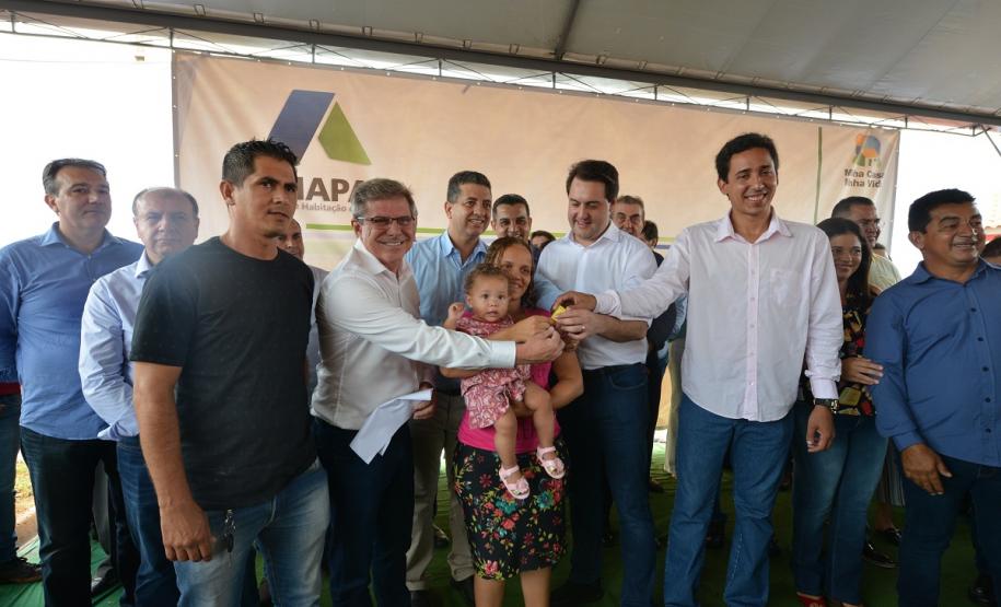 Quarenta e nove famílias de Florestópolis, na região Norte do Paraná, concretizaram nesta sexta-feira (22) o sonho da casa própria. Elas vão morar no Residencial José Alves dos Santos, inaugurado pelo governador Carlos Massa Ratinho Junior, pelo presidente da Companhia de Habitação do Paraná (Cohapar), Jorge Lange, e pelo prefeito Nelson Correia Junior.