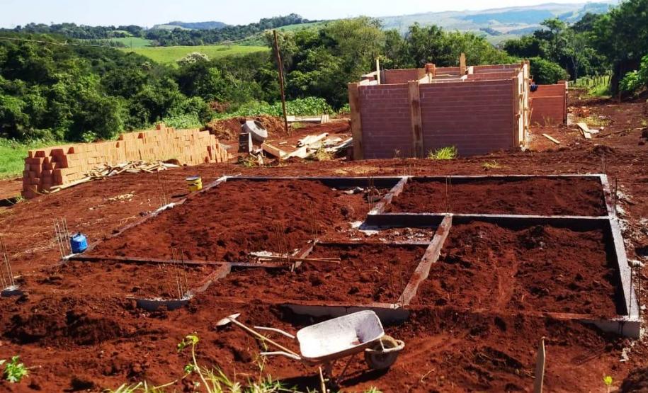 Representantes da Cohapar e da Prefeitura de Novo Itacolomi vistoriaram na última semana as obras de construção de 42 casas populares na cidade, na região do Vale do Ivaí. O empreendimento, que tem orçamento de quase R$ 2,4 milhões, faz parte de um projeto conjunto entre o Governo do Estado e a administração municipal dentro do programa Família Paranaense.