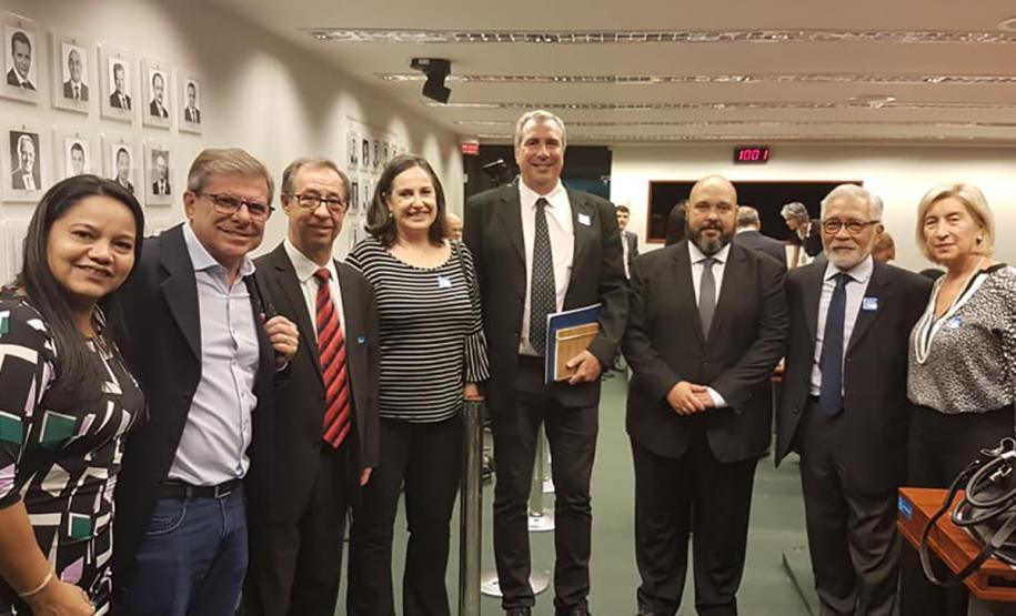 Cohapar debate agenda de 2019 com a diretoria de habitação da CAIXA A retomada de obras paralisadas do programa Minha Casa Minha Vida, o fim do Regime Especial de Tributação (RET) para construtoras que executam obras de casas populares e a busca por fontes alternativas para financiamento de projetos habitacionais foram algumas das pautas tratadas em uma visita do presidente da Cohapar, Jorge Lange, à Brasília nesta quarta-feira (24)