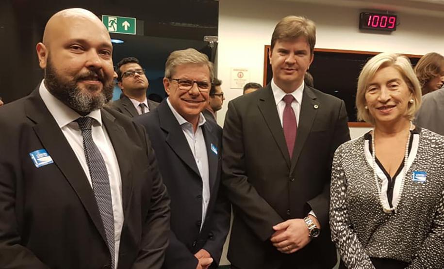 Cohapar debate agenda de 2019 com a diretoria de habitação da CAIXA A retomada de obras paralisadas do programa Minha Casa Minha Vida, o fim do Regime Especial de Tributação (RET) para construtoras que executam obras de casas populares e a busca por fontes alternativas para financiamento de projetos habitacionais foram algumas das pautas tratadas em uma visita do presidente da Cohapar, Jorge Lange, à Brasília nesta quarta-feira (24)