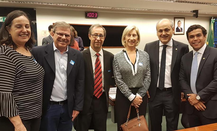 Cohapar debate agenda de 2019 com a diretoria de habitação da CAIXA A retomada de obras paralisadas do programa Minha Casa Minha Vida, o fim do Regime Especial de Tributação (RET) para construtoras que executam obras de casas populares e a busca por fontes alternativas para financiamento de projetos habitacionais foram algumas das pautas tratadas em uma visita do presidente da Cohapar, Jorge Lange, à Brasília nesta quarta-feira (24)