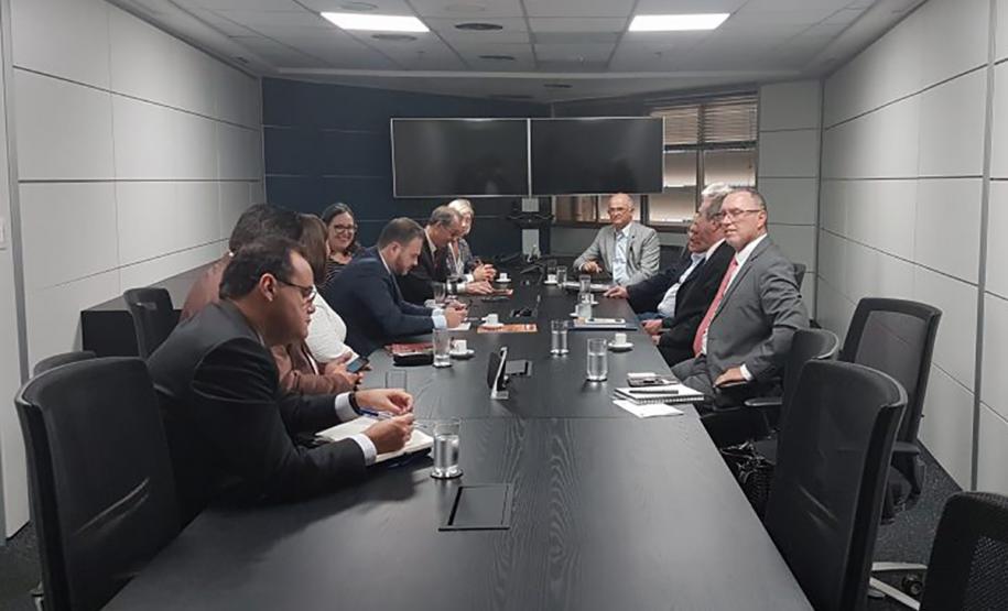 Cohapar debate agenda de 2019 com a diretoria de habitação da CAIXA A retomada de obras paralisadas do programa Minha Casa Minha Vida, o fim do Regime Especial de Tributação (RET) para construtoras que executam obras de casas populares e a busca por fontes alternativas para financiamento de projetos habitacionais foram algumas das pautas tratadas em uma visita do presidente da Cohapar, Jorge Lange, à Brasília nesta quarta-feira (24)