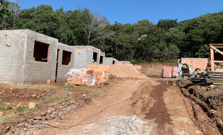 Cohapar e prefeitura vistoriam obras de 20 casas populares em Guaraniaçu As obras de construção de 20 casas populares em Guaraniaçu, na região Oeste do Paraná, estão em ritmo avançado. Cerca de 25% do cronograma previsto já foi concluído pela construtora, conforme atestado em uma vistoria técnica feita por representantes da Cohapar e da prefeitura nesta quinta-feira (25).