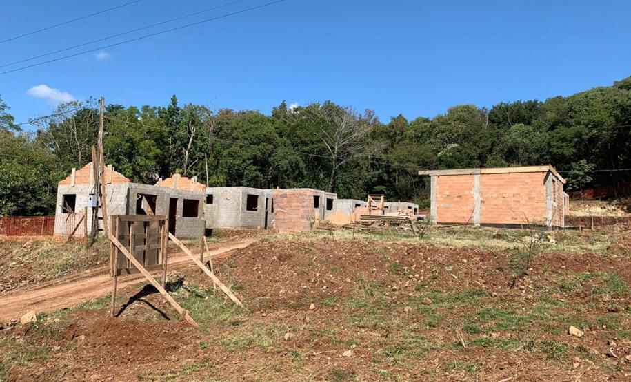 Cohapar e prefeitura vistoriam obras de 20 casas populares em Guaraniaçu As obras de construção de 20 casas populares em Guaraniaçu, na região Oeste do Paraná, estão em ritmo avançado. Cerca de 25% do cronograma previsto já foi concluído pela construtora, conforme atestado em uma vistoria técnica feita por representantes da Cohapar e da prefeitura nesta quinta-feira (25).