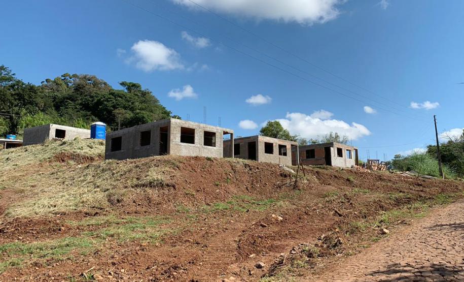 Cohapar e prefeitura vistoriam obras de 20 casas populares em Guaraniaçu As obras de construção de 20 casas populares em Guaraniaçu, na região Oeste do Paraná, estão em ritmo avançado. Cerca de 25% do cronograma previsto já foi concluído pela construtora, conforme atestado em uma vistoria técnica feita por representantes da Cohapar e da prefeitura nesta quinta-feira (25).