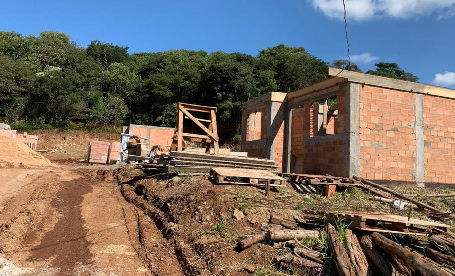 Cohapar e prefeitura vistoriam obras de 20 casas populares em Guaraniaçu As obras de construção de 20 casas populares em Guaraniaçu, na região Oeste do Paraná, estão em ritmo avançado. Cerca de 25% do cronograma previsto já foi concluído pela construtora, conforme atestado em uma vistoria técnica feita por representantes da Cohapar e da prefeitura nesta quinta-feira (25).