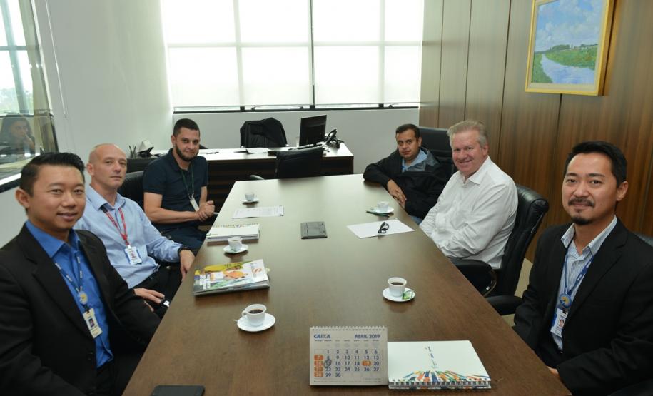 Representantes da Cohapar e do SENAC PR assinaram nesta sexta-feira (26) a ordem de serviço para início da oferta de 46 cursos profissionalizantes de forma gratuita a moradores do bairro Guarituba, em Piraquara. Serão 78 turmas disponíveis ao longo dos próximos 18 meses, com prioridade para participação de famílias previamente cadastradas por técnicos da área social da companhia.