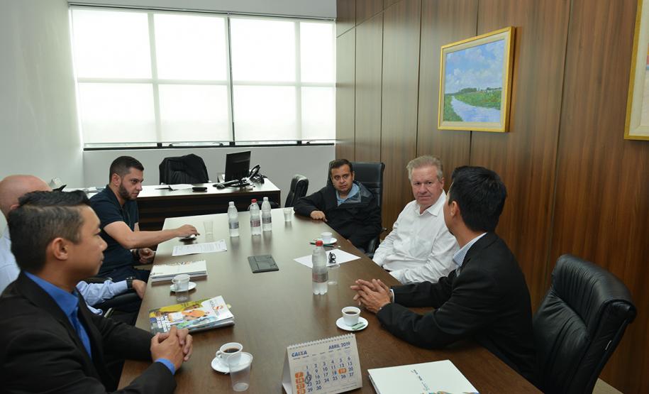 Representantes da Cohapar e do SENAC PR assinaram nesta sexta-feira (26) a ordem de serviço para início da oferta de 46 cursos profissionalizantes de forma gratuita a moradores do bairro Guarituba, em Piraquara. Serão 78 turmas disponíveis ao longo dos próximos 18 meses, com prioridade para participação de famílias previamente cadastradas por técnicos da área social da companhia.