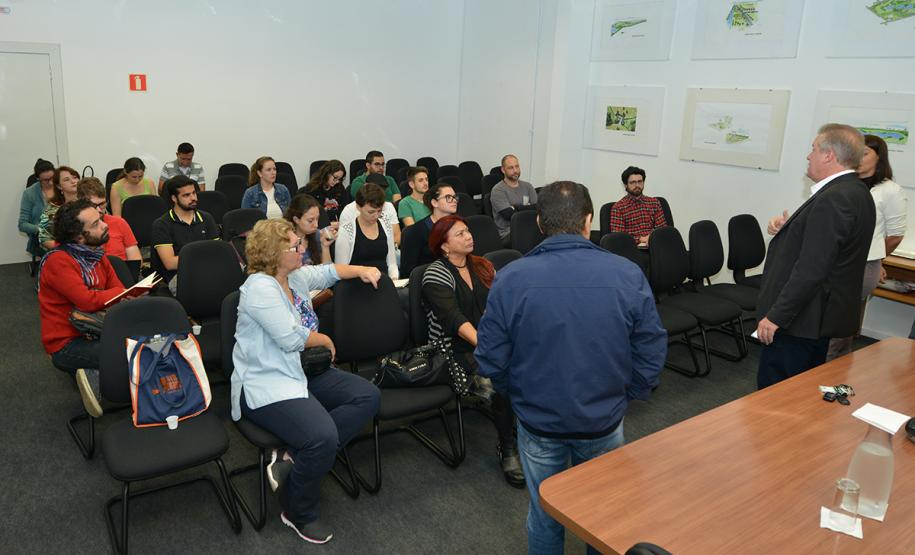 Alunos e professores do curso de pós-graduação em Geografia da Universidade Federal do Paraná (UFPR) visitaram a sede da Cohapar nesta terça-feira (7). Eles conhecerem detalhes dos programas de regularização fundiária coordenados pela companhia, com ênfase no programa Morar Legal Paraná.