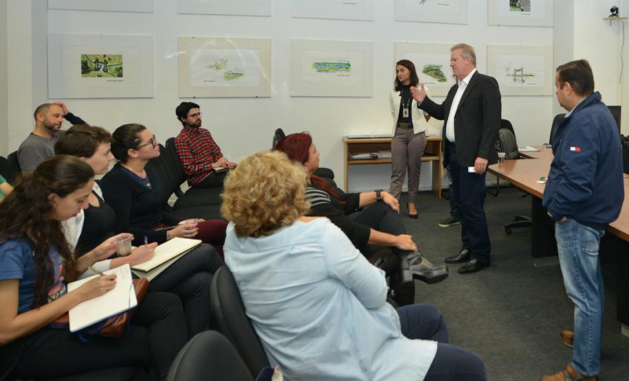 Alunos e professores do curso de pós-graduação em Geografia da Universidade Federal do Paraná (UFPR) visitaram a sede da Cohapar nesta terça-feira (7). Eles conhecerem detalhes dos programas de regularização fundiária coordenados pela companhia, com ênfase no programa Morar Legal Paraná.