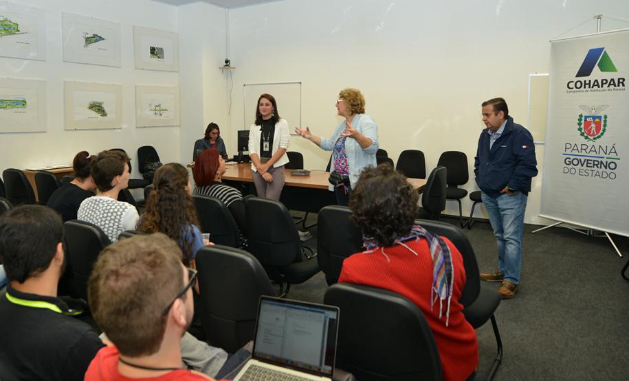 Alunos e professores do curso de pós-graduação em Geografia da Universidade Federal do Paraná (UFPR) visitaram a sede da Cohapar nesta terça-feira (7). Eles conhecerem detalhes dos programas de regularização fundiária coordenados pela companhia, com ênfase no programa Morar Legal Paraná.