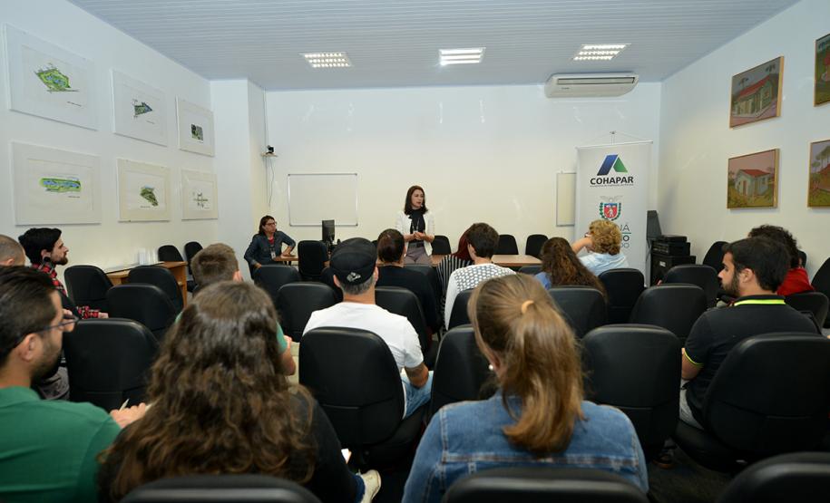 Alunos e professores do curso de pós-graduação em Geografia da Universidade Federal do Paraná (UFPR) visitaram a sede da Cohapar nesta terça-feira (7). Eles conhecerem detalhes dos programas de regularização fundiária coordenados pela companhia, com ênfase no programa Morar Legal Paraná.