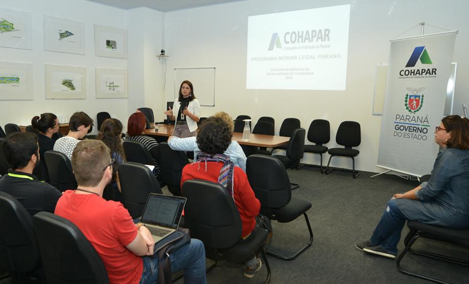Alunos e professores do curso de pós-graduação em Geografia da Universidade Federal do Paraná (UFPR) visitaram a sede da Cohapar nesta terça-feira (7). Eles conhecerem detalhes dos programas de regularização fundiária coordenados pela companhia, com ênfase no programa Morar Legal Paraná.