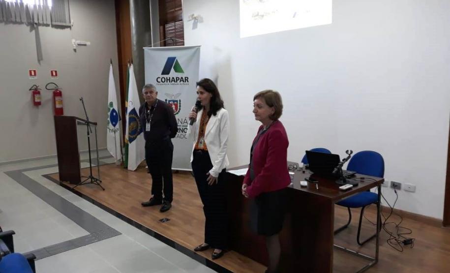 Cohapar conclui treinamento sobre Plano Estadual de Habitação com 100% de adesão de prefeituras na região Norte Técnicos da Cohapar concluíram nesta semana mais dois ciclos de treinamento com funcionários de 68 prefeituras paranaenses para atualização do Plano Estadual de Habitação de Interesse Social do Paraná (PEHIS-PR). Os municípios representam 100% daqueles pertencentes à área de abrangência dos escritórios regionais da companhia em Apucarana e Cornélio Procópio, cidades que sediaram as capacitações.