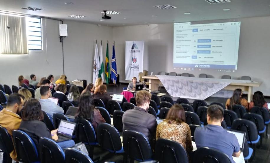Cohapar conclui treinamento sobre Plano Estadual de Habitação com 100% de adesão de prefeituras na região Norte Técnicos da Cohapar concluíram nesta semana mais dois ciclos de treinamento com funcionários de 68 prefeituras paranaenses para atualização do Plano Estadual de Habitação de Interesse Social do Paraná (PEHIS-PR). Os municípios representam 100% daqueles pertencentes à área de abrangência dos escritórios regionais da companhia em Apucarana e Cornélio Procópio, cidades que sediaram as capacitações.