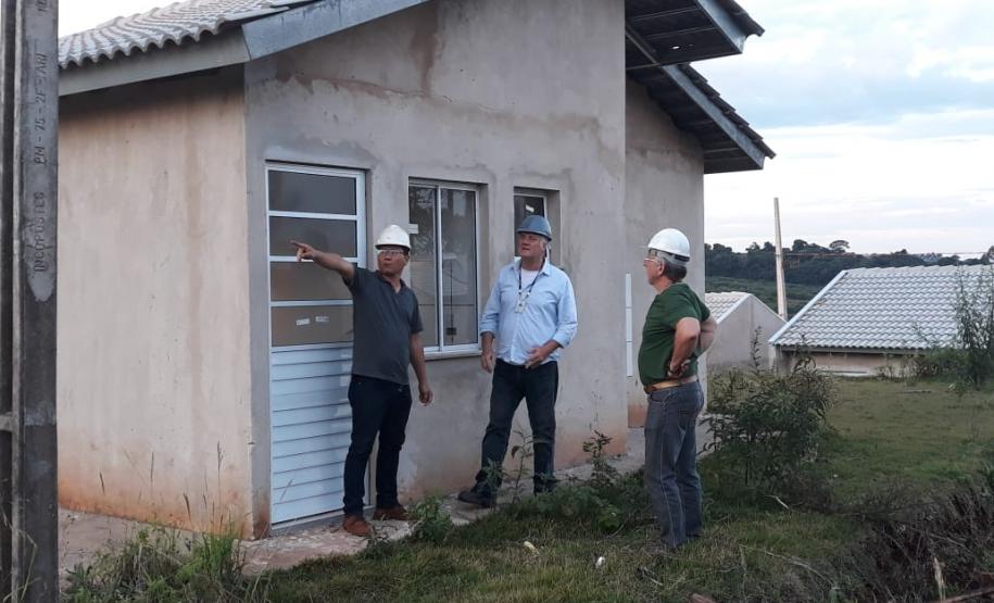 Cohapar acompanha avanço de obras de 520 moradias em Apucarana Técnicos da Cohapar vistoriaram nesta quarta-feira (22) as obras de construção do Conjunto Habitacional Fariz Gebrim, em Apucarana. O empreendimento, composto por 520 casas populares, está com 84% do cronograma executado.