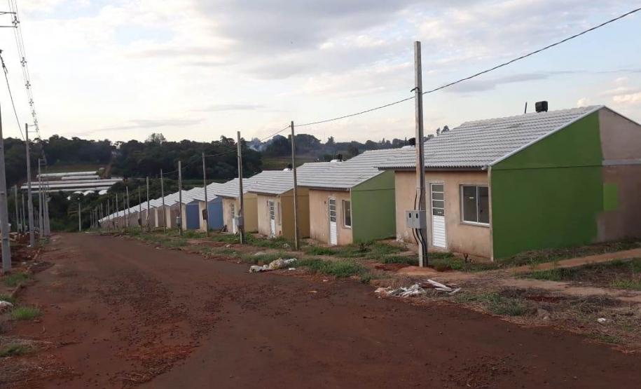 Cohapar acompanha avanço de obras de 520 moradias em Apucarana Técnicos da Cohapar vistoriaram nesta quarta-feira (22) as obras de construção do Conjunto Habitacional Fariz Gebrim, em Apucarana. O empreendimento, composto por 520 casas populares, está com 84% do cronograma executado.