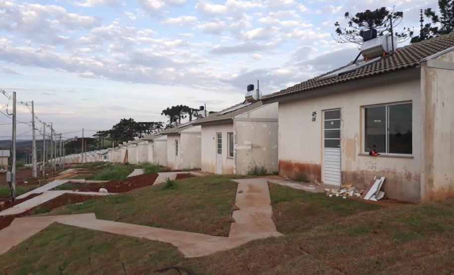 Cohapar acompanha avanço de obras de 520 moradias em Apucarana Técnicos da Cohapar vistoriaram nesta quarta-feira (22) as obras de construção do Conjunto Habitacional Fariz Gebrim, em Apucarana. O empreendimento, composto por 520 casas populares, está com 84% do cronograma executado.