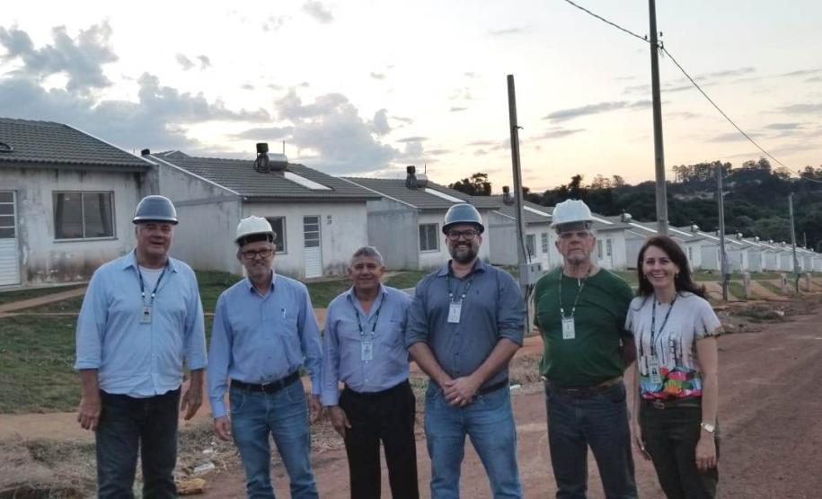 Cohapar acompanha avanço de obras de 520 moradias em Apucarana Técnicos da Cohapar vistoriaram nesta quarta-feira (22) as obras de construção do Conjunto Habitacional Fariz Gebrim, em Apucarana. O empreendimento, composto por 520 casas populares, está com 84% do cronograma executado.