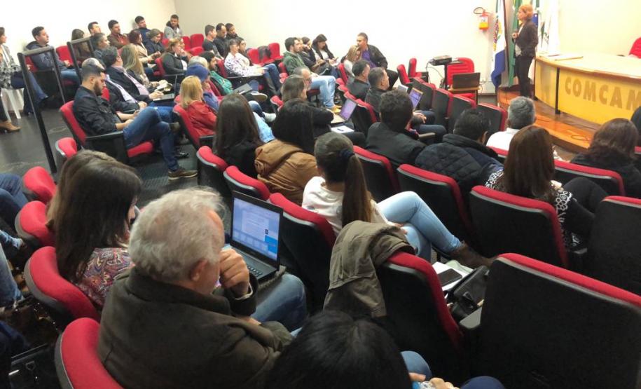 Mais 114 prefeituras se capacitam para participar da elaboração do Plano Estadual de Habitação 2019 Técnicos da Cohapar concluíram nesta sexta-feira (24) mais quatro ciclos de treinamento com funcionários de prefeituras paranaenses para atualização do Plano Estadual de Habitação de Interesse Social do Paraná (PEHIS-PR). Ao todo, representantes de 114 prefeituras participaram ao longo dos últimos quatro dias das capacitações e trabalharão a partir de agora no cadastramento dos dados específicos sobre as demandas por moradias em suas localidades.